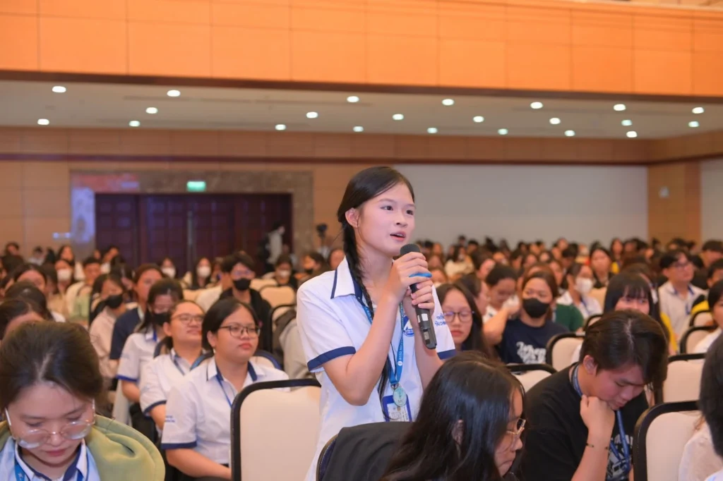 Nhiều sinh viên đối đáp trong buổi chia sẻ Cơ hội nghề nghiệp cho Sinh viên