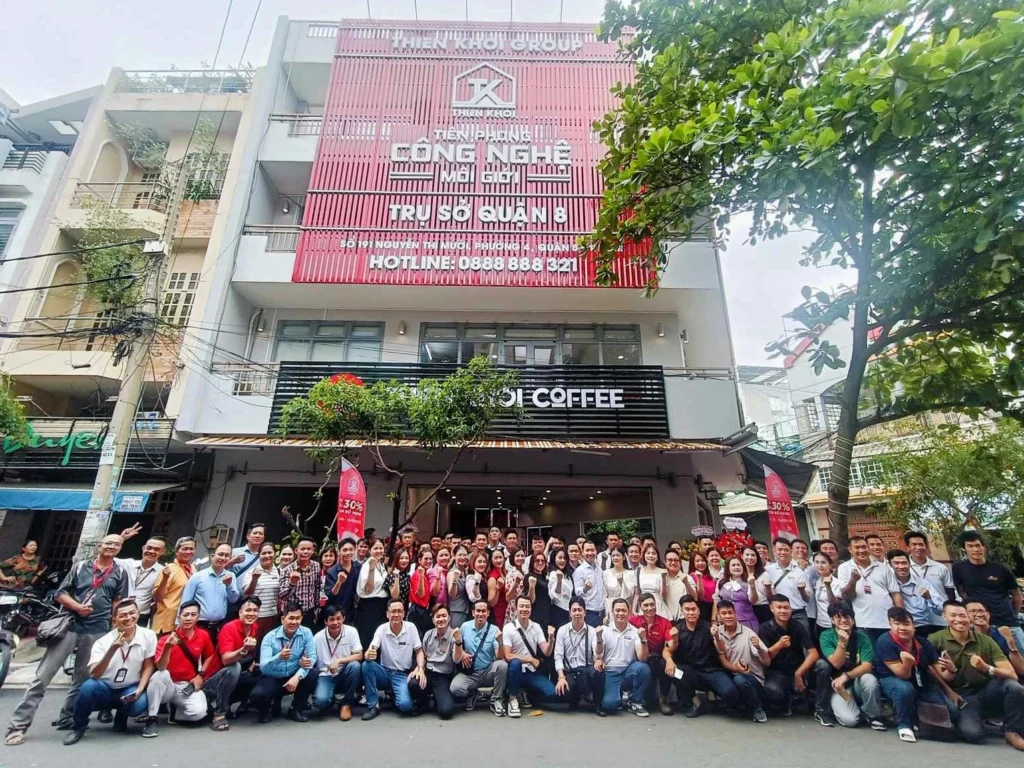 Không gian mặt tiền và khu vực làm việc tại Trụ sở Thiên Khôi Quận 8
